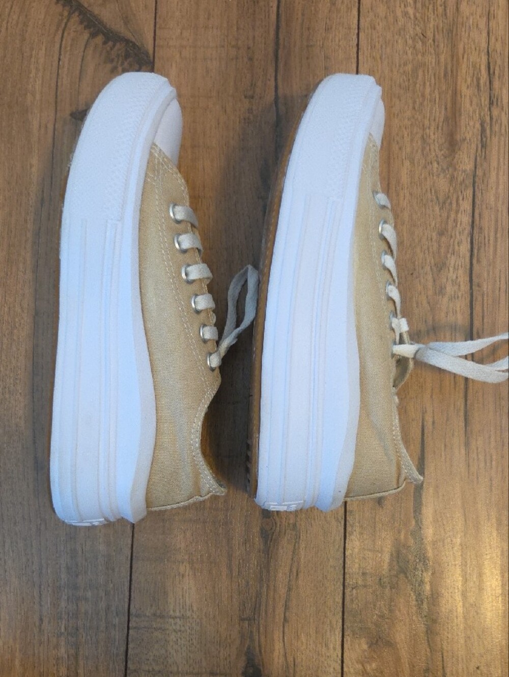 Converse Women's Low-Top Platform Sneakers in Beige and White - Picture 4 of 6